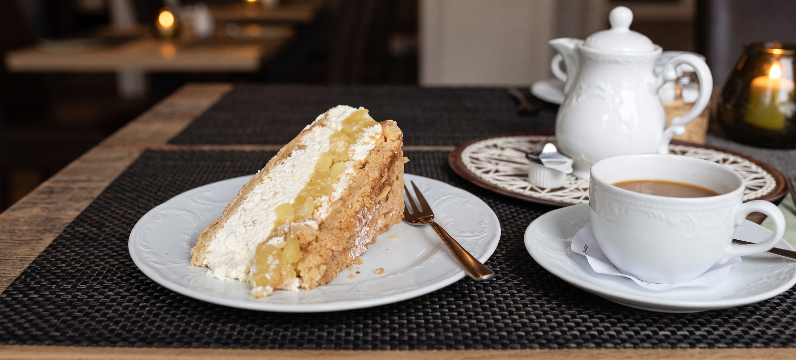 Kaffee und ein Stück Kuchen im Gastraum des Gasthofs Pannebäcker